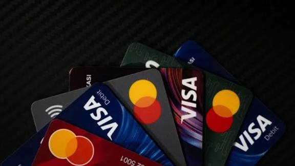Kredi kartı faizlerinde indirim: Resmi Gazete’de yayımlanan tebliğle limit dilimleri yükseltildi, baz puanlar düşürüldü